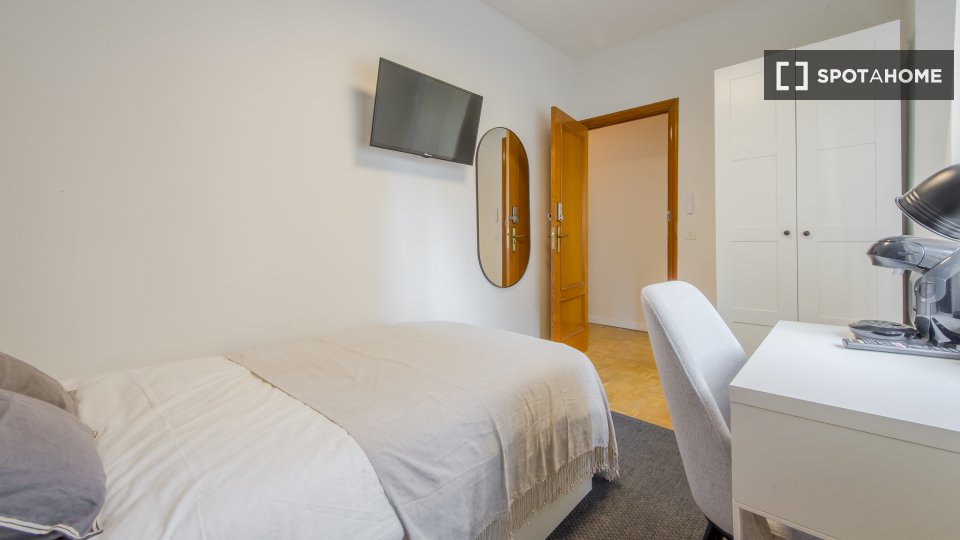 Double room Madrid, 5 beds, 125m² — photo 9