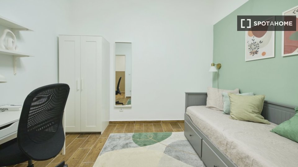 Double room Lisbon, 3 beds — photo 5