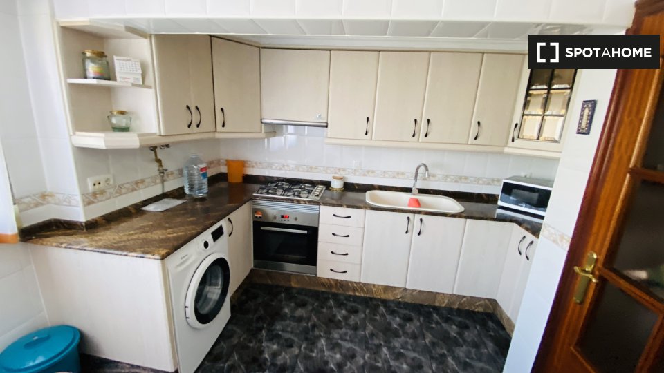 Double room Valencia, 3 beds, 90m² — photo 4