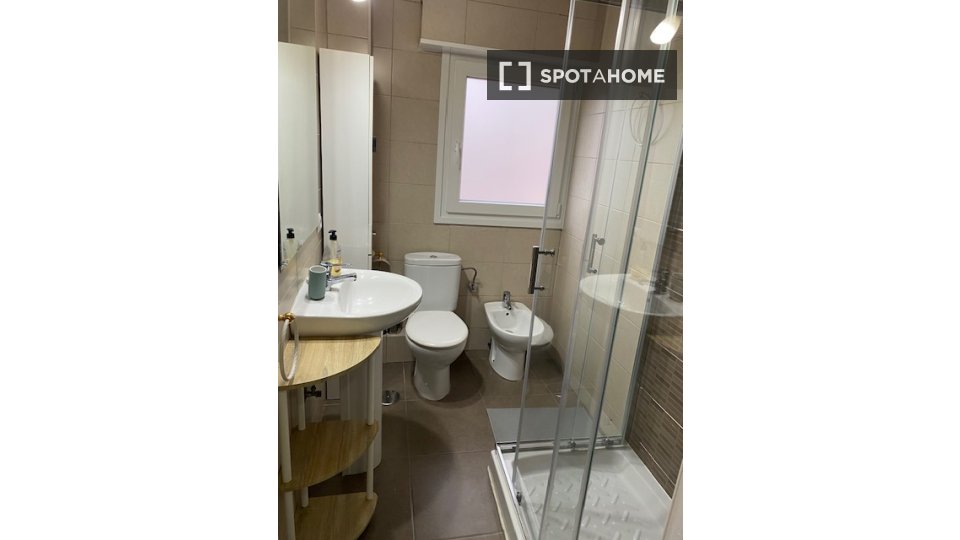 Double room Madrid, 3 beds — photo 18