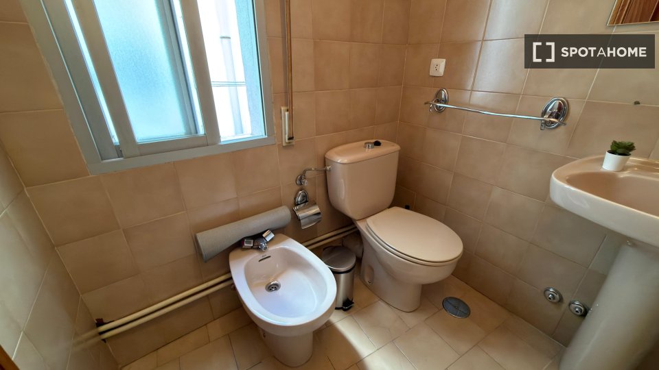 Double room Madrid, 5 beds, 100m² — photo 5