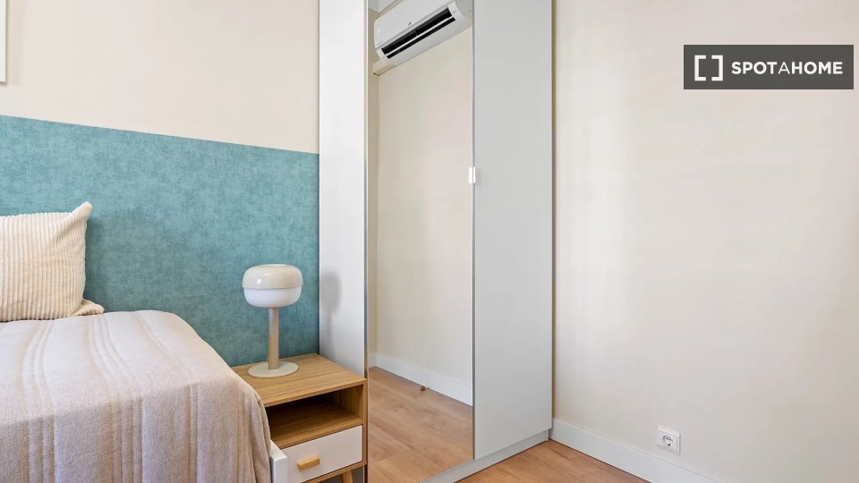 Double room Lisbon, 5 beds — photo 12