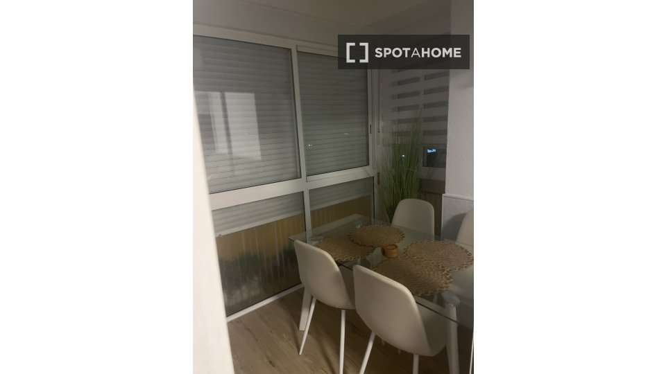 Double room Alicante, 3 beds, 90m² — photo 3
