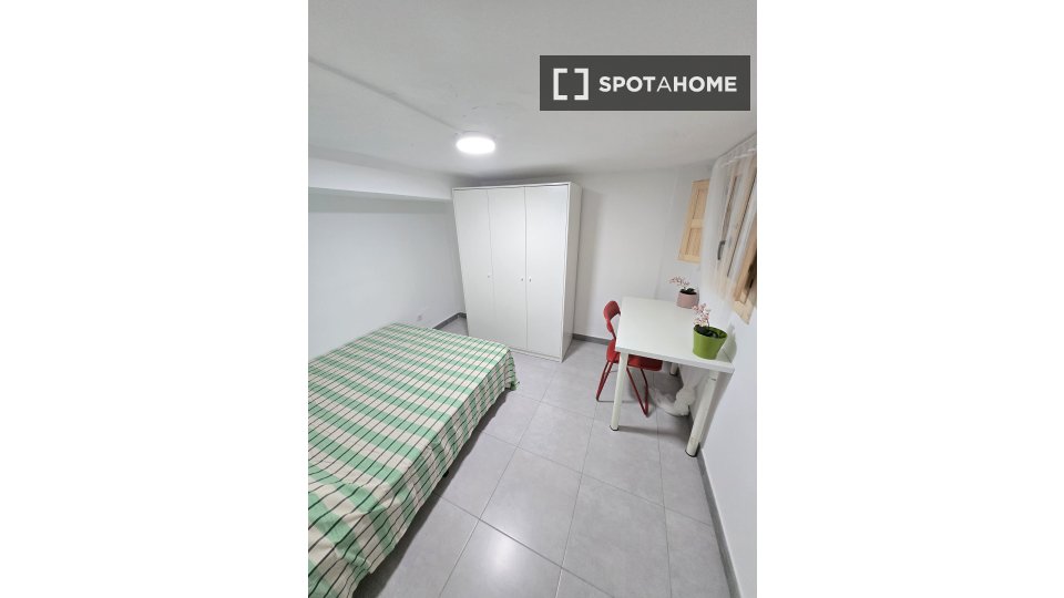 Double room Valencia, 5 beds, 85m² — photo 19