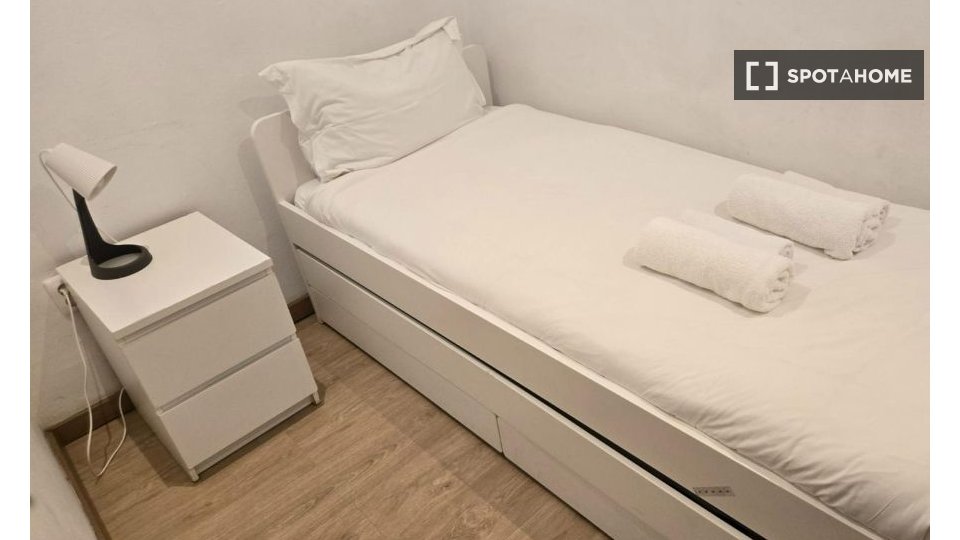 Apartment Lisbon, 4 beds, 95m² — photo 12
