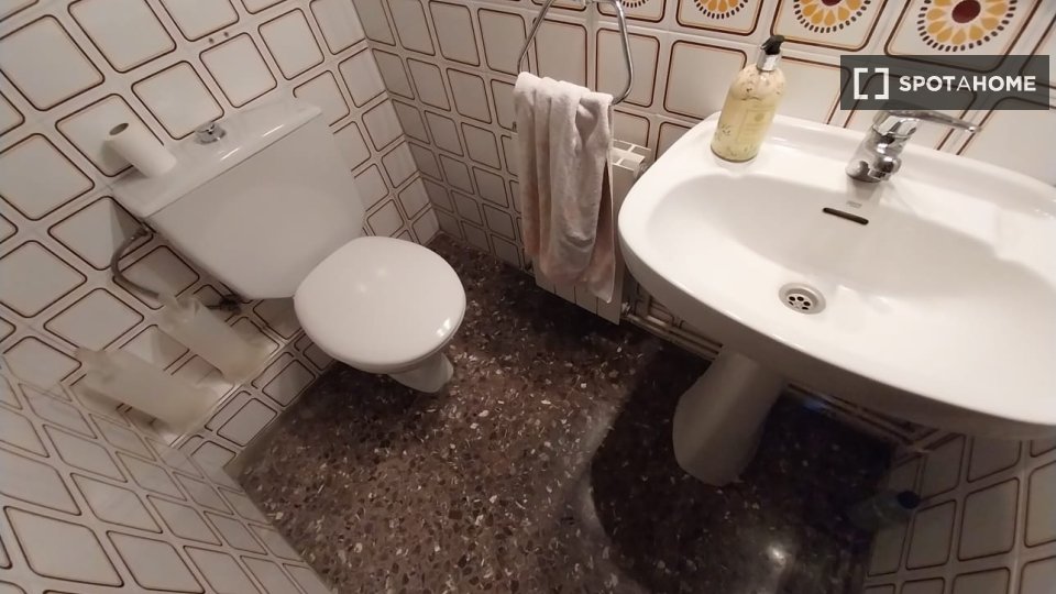 Apartment Barcelona, 4 beds, 85m² — photo 12
