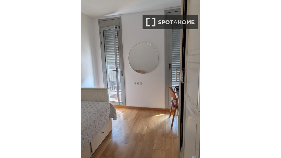 Double room Barcelona, 3 beds, 70m² — photo 3