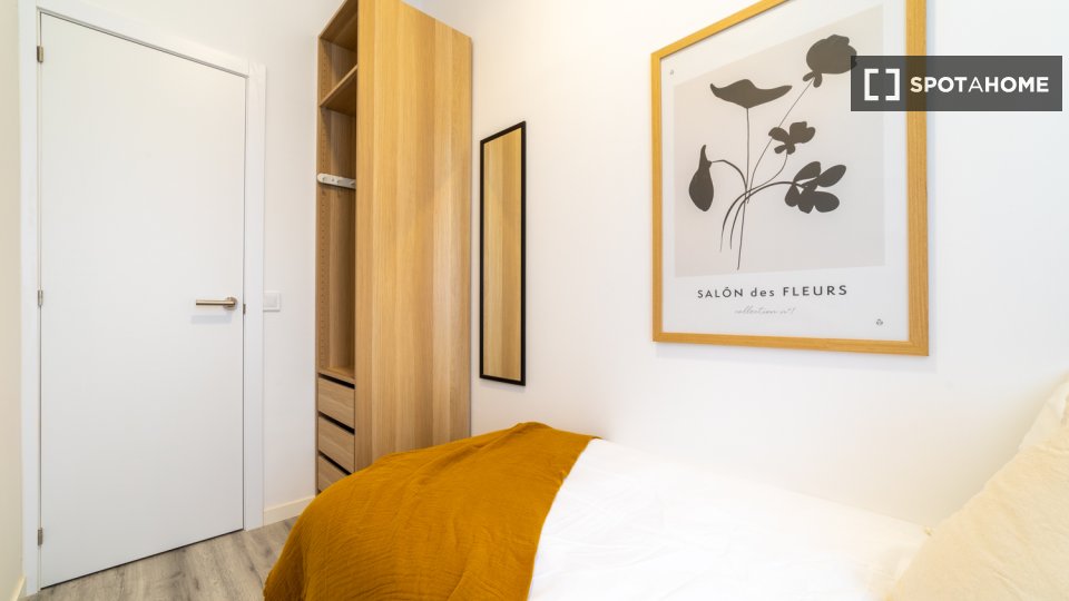 Double room Madrid, 9 beds, 108m² — photo 11