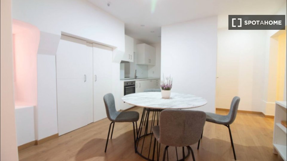 Apartment Lisbon, 2 beds, 66m² — photo 4