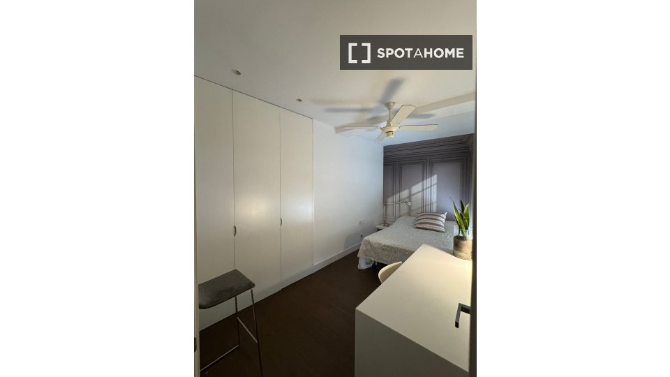 Double room Valencia, 3 beds, 140m² — photo 20