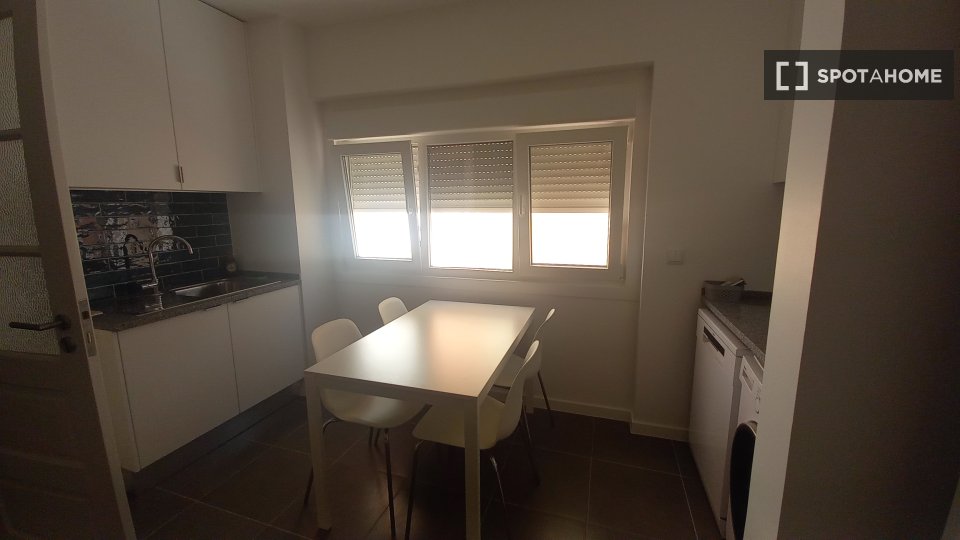 Double room Lisbon, 5 beds, 130m² — photo 6
