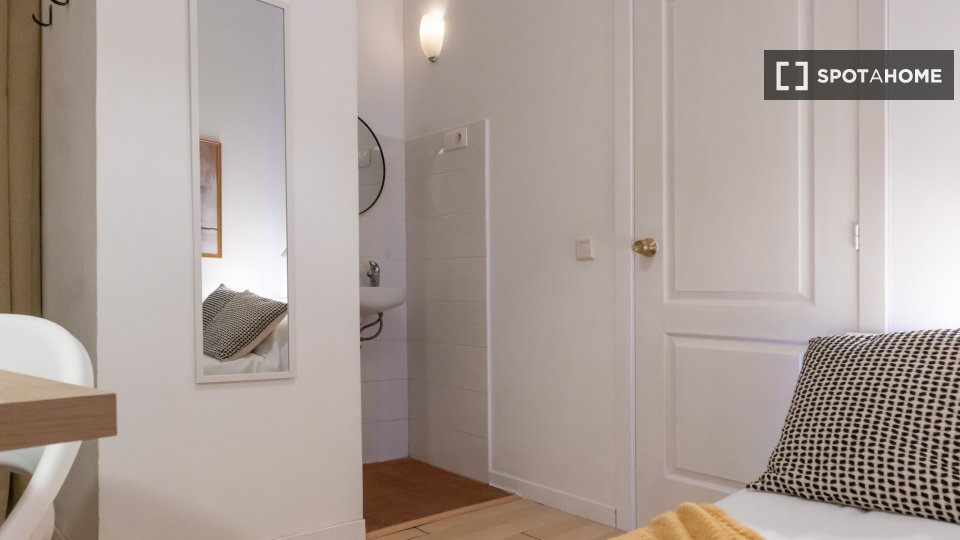Double room Madrid, 7 beds, 160m² — photo 36