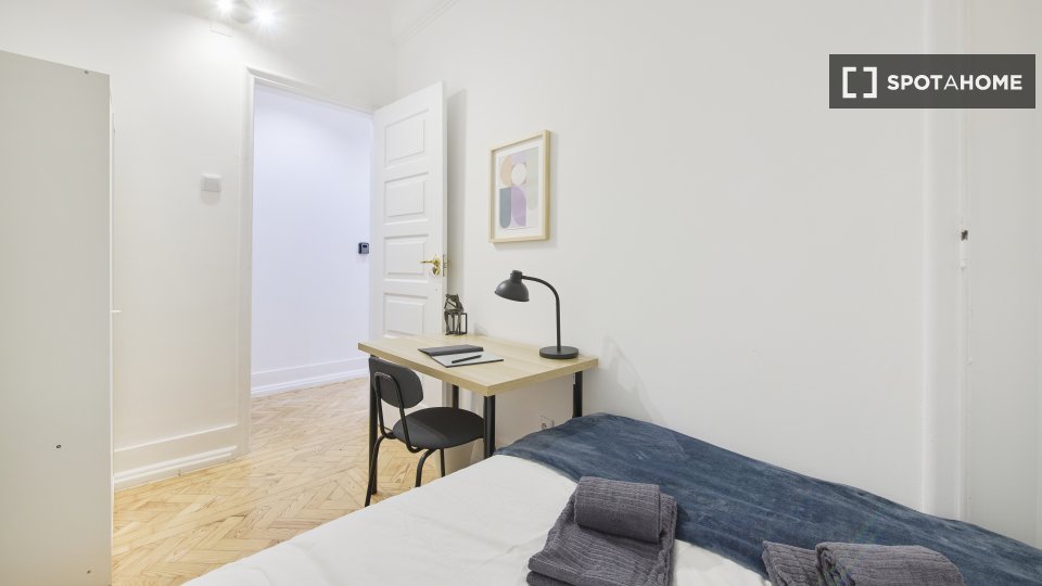 Double room Lisbon, 9 beds — photo 12