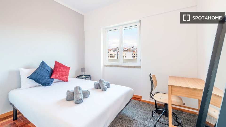 Double room Lisbon, 3 beds, 73m² — photo 8