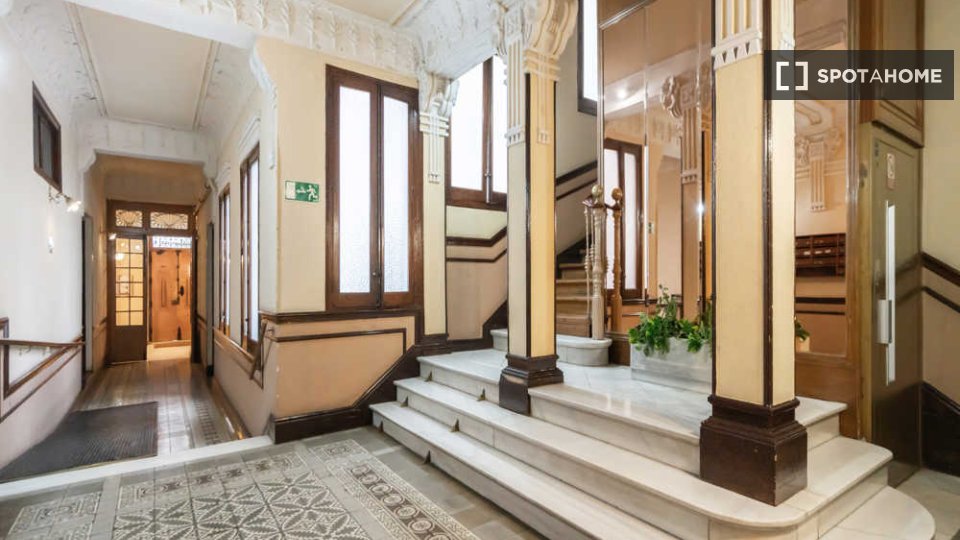 Double room Madrid, 7 beds, 260m² — photo 48
