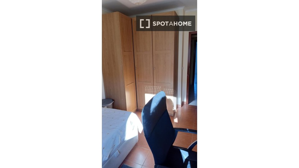 Double room Lisbon, 3 beds, 97m² — photo 1