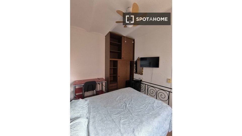 Double room Barcelona, 3 beds — photo 26
