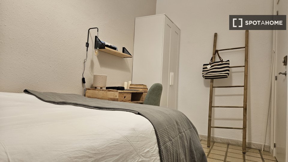 Double room Barcelona, 5 beds, 130m² — photo 8