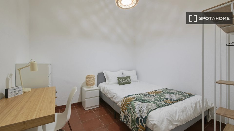 Double room Lisbon, 4 beds — photo 10