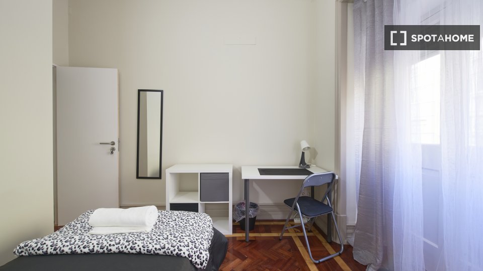 Double room Lisbon, 9 beds — photo 24