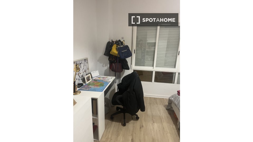 Double room Alicante, 3 beds, 90m² — photo 1