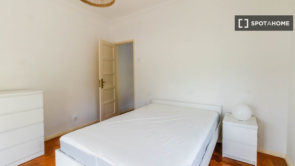 Double room Lisbon, 3 beds, 90m² — photo 27