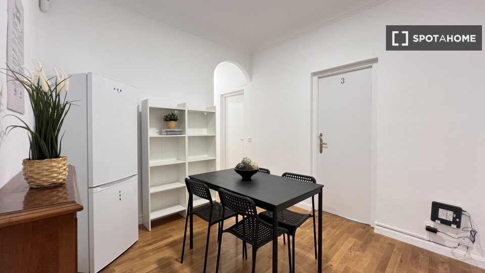 Double room Madrid, 6 beds — photo 3