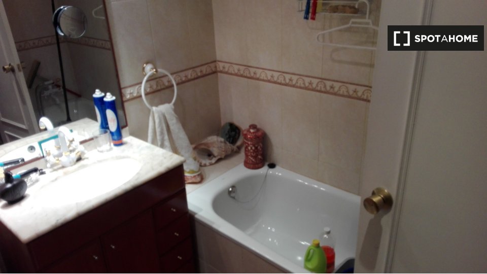 Double room Madrid, 1 bed — photo 5