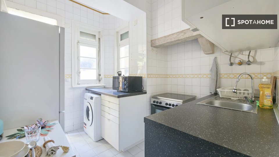 Double room Lisbon, 4 beds — photo 17