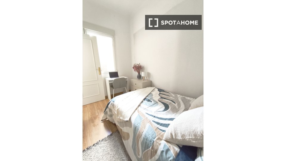 Double room Madrid, 7 beds, 132m² — photo 2