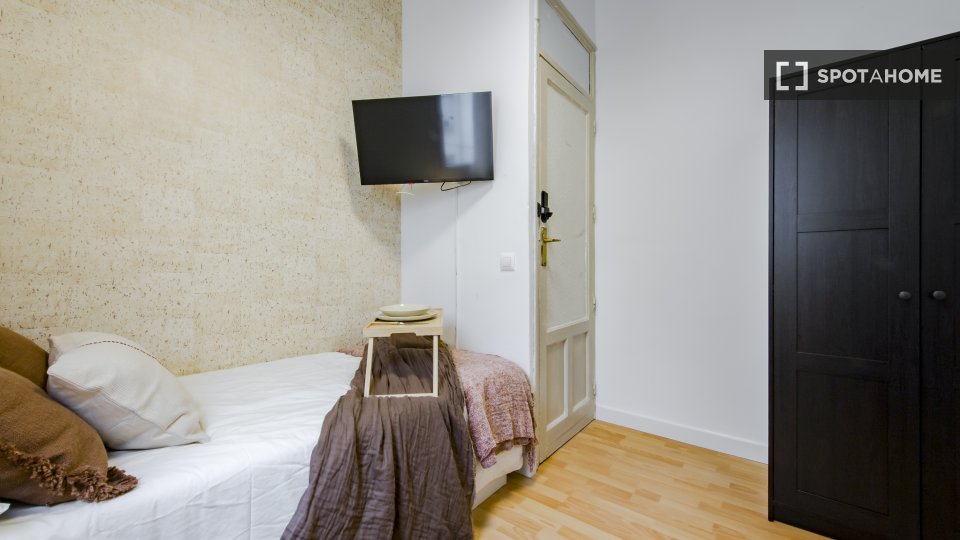 Double room Madrid, 4 beds, 70m² — photo 2