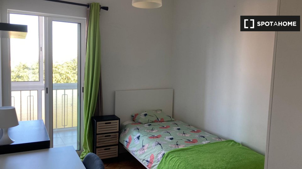 Double room Lisbon, 3 beds, 70m² — photo 3