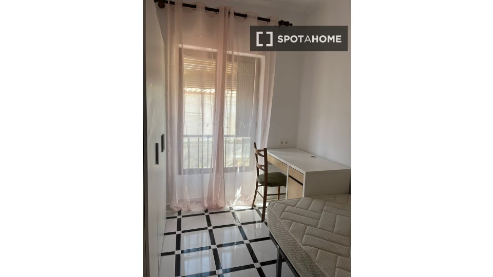Double room Granada, 4 beds, 80m² — photo 7