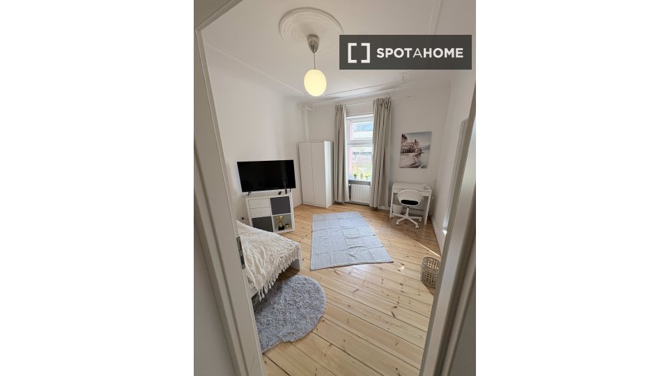 Double room Berlin, 3 beds, 20m² — photo 16
