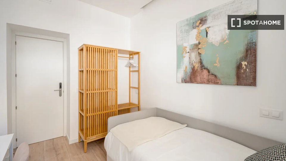 Double room Madrid, 5 beds — photo 4