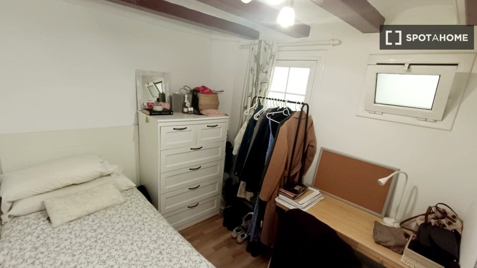 Double room Barcelona, 3 beds, 68m² — photo 5