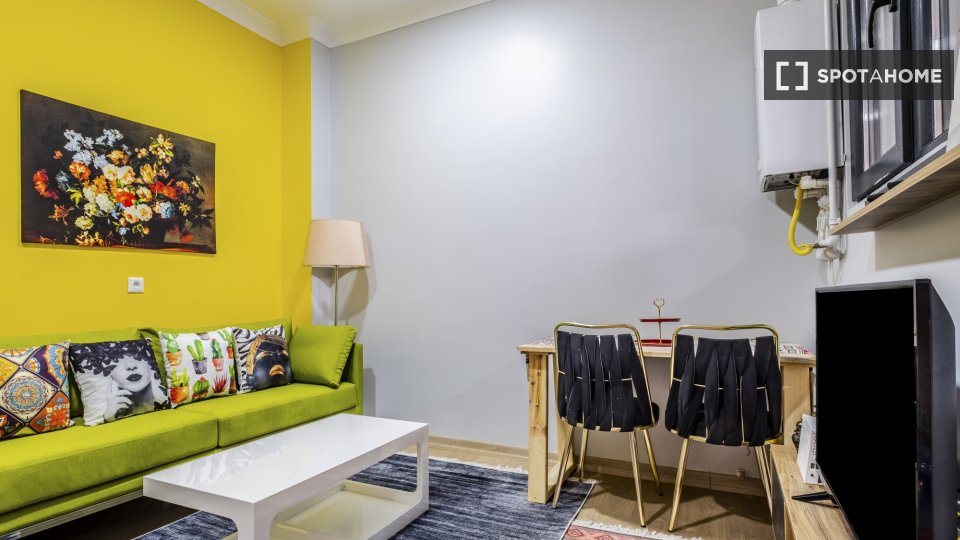 Charming Flat w Terrace 10 min to Emaar in Uskudar (ref 1251478