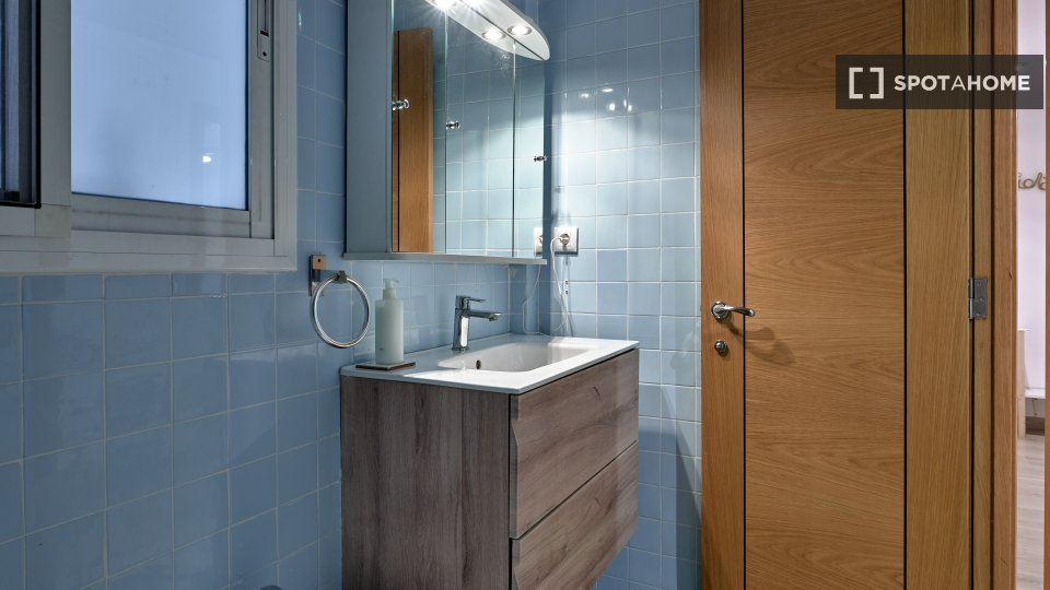Double room Valencia, 1 bed, 90m² — photo 4