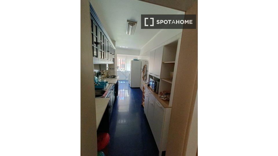 Double room Lisbon, 4 beds, 80m² — photo 10