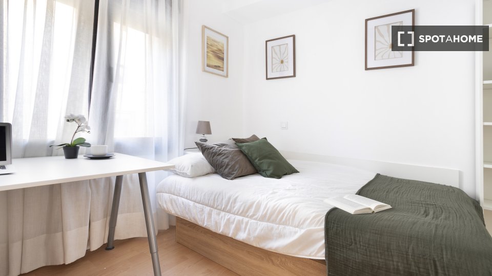 Double room Madrid, 6 beds, 150m² — photo 13