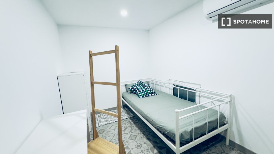 Double room Barcelona, 2 beds, 10m² — photo 5