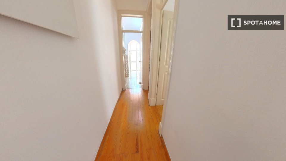 Double room Lisbon, 3 beds, 80m² — photo 2
