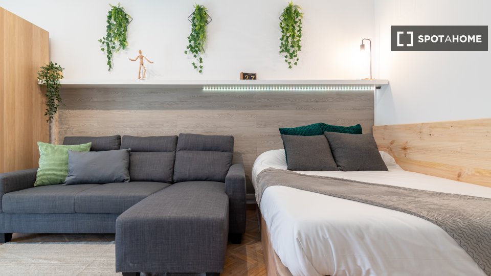 Double room Madrid, 7 beds, 160m² — photo 2