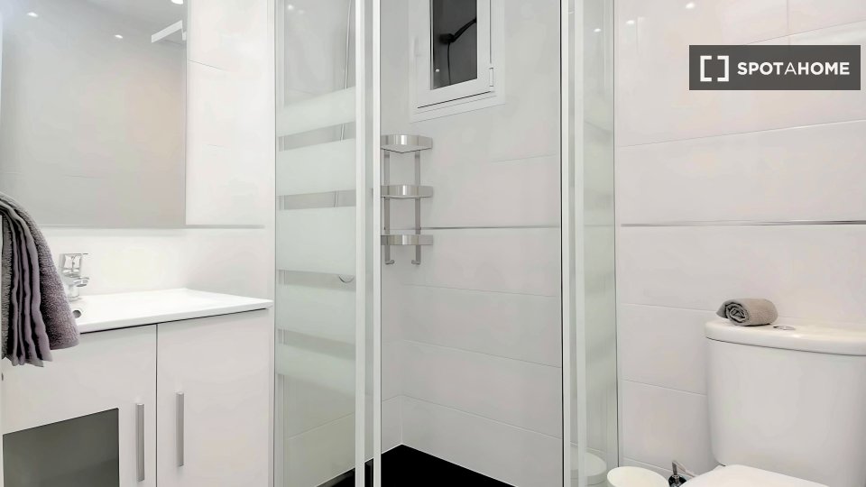 Double room Madrid, 6 beds — photo 47