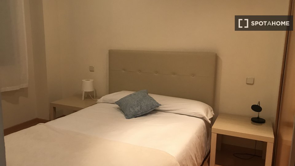 Habitación en un piso compartido de 3 habitaciones en Buenavista, Madrid.