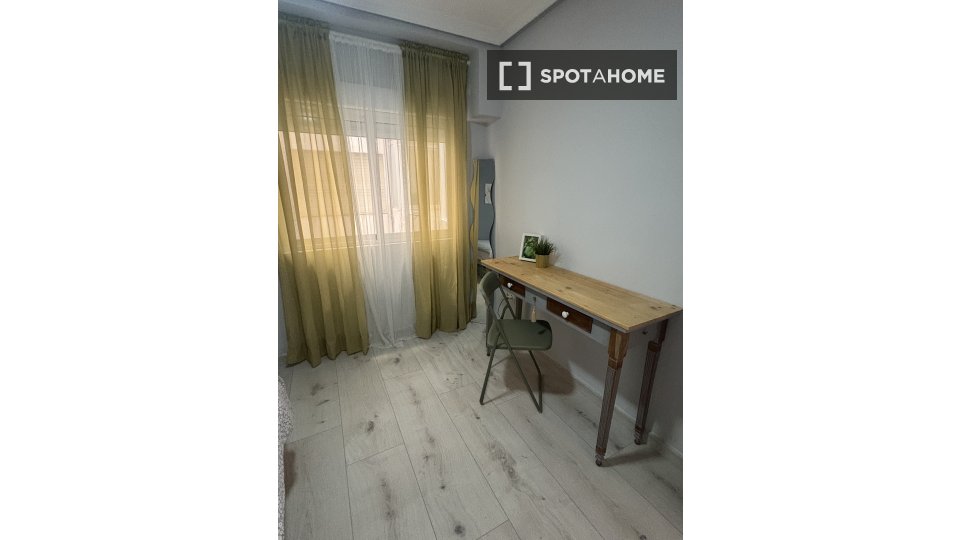 Double room Alicante, 2 beds, 75m² — photo 2