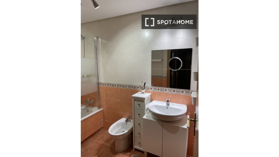 Double room Madrid, 1 bed, 90m² — photo 18