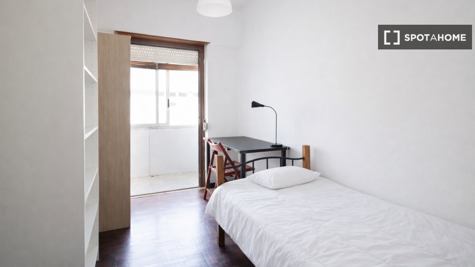Double room Lisbon, 6 beds — photo 27
