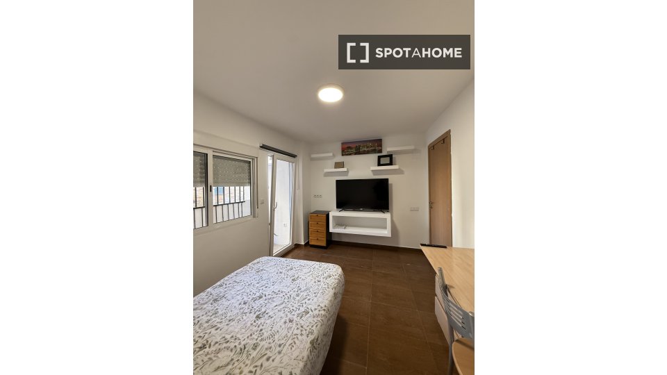 Double room Alicante, 3 beds, 70m² — photo 15