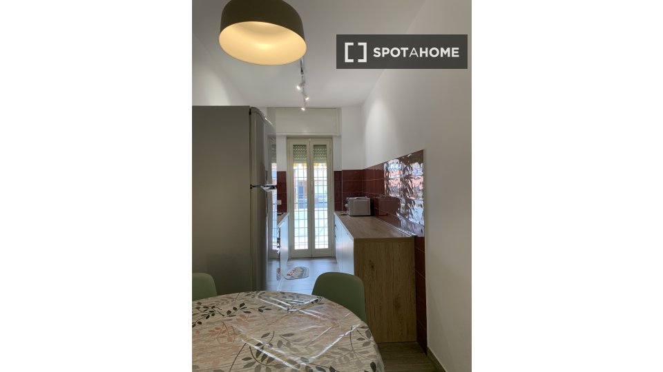 Bedroom for rent in an apartment with 8 bedrooms in Latina, Latina. - a Roma